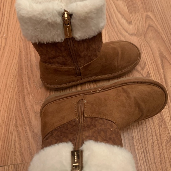 Brown Suede Boots with White Fur Lining - Picture 6 of 6